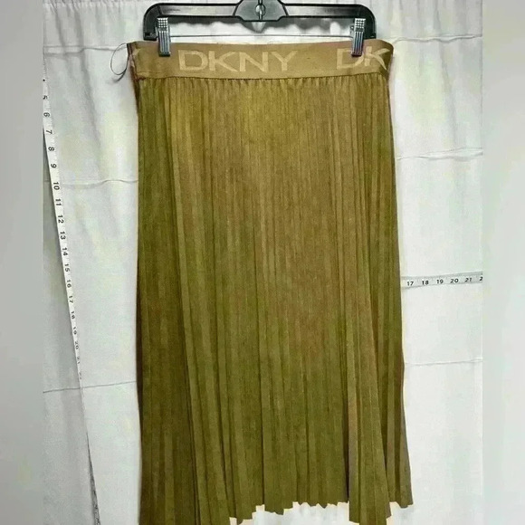 Excellent Cond, DKNY, Velvet-like pleated skirt w/ elastic waistband. Green - Picture 14 of 14